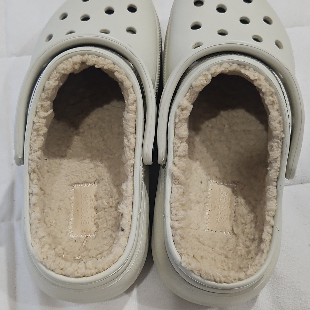 Fleece lined Crocs. New without tags size 6 - Picture 8 of 8
